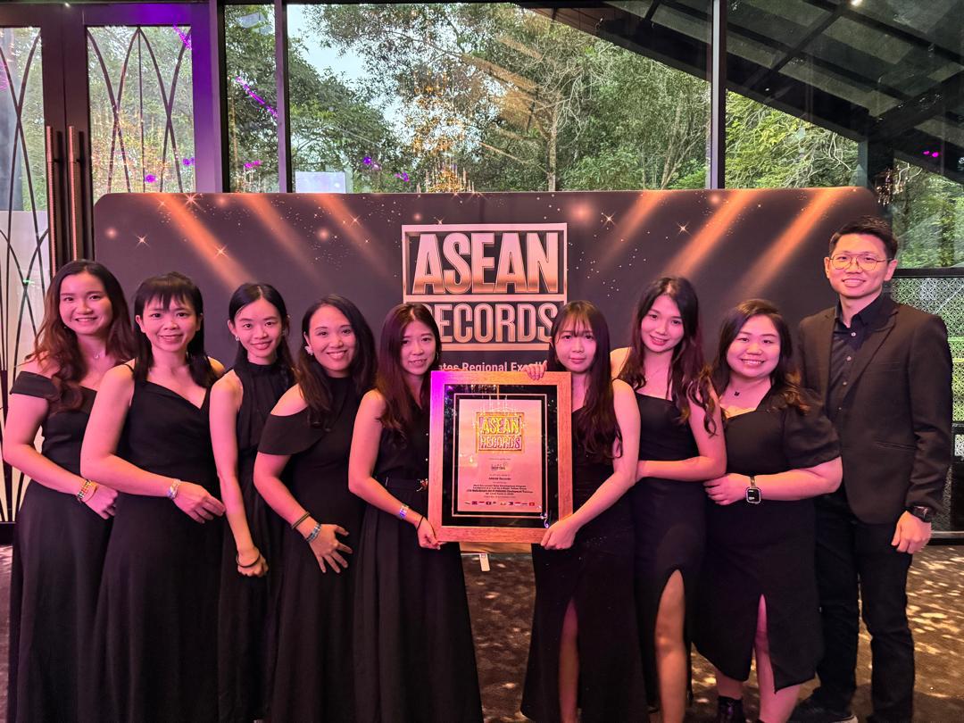 学通教育团队出席 ASEAN Records 颁奖现场